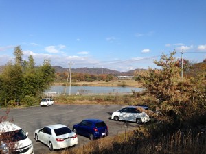 周辺の小高い丘のような山