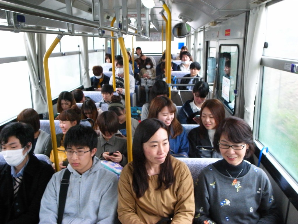 大学の高蔵寺駅までバスに乗り、そこから15分ほど歩いて敷地です。