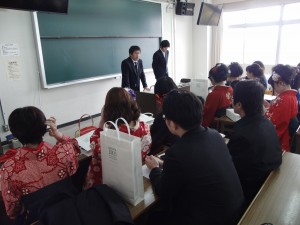 コースに別れて卒業証書授与
