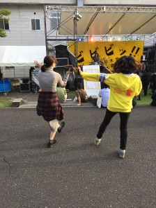 踊る実行委員イネちゃん!