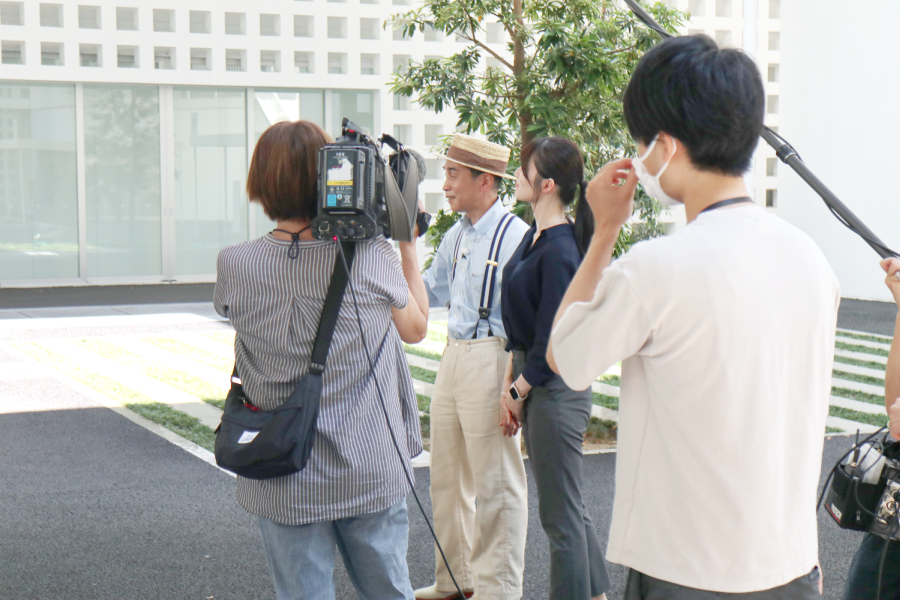 「北区まちなか避暑地」の様子が報道番組「まるっと！」(NHK名古屋)の取材中の様子